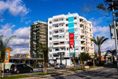 Limasol, Kıbrıs - 22 Aralık 2021 Kıbrıs Rum Kesimi 'nin göbeğindeki şehir merkezi, binaların mimarisi ve modern şehrin caddeleri