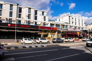 Limasol, Kıbrıs - 22 Aralık 2021 Kıbrıs Rum Kesimi 'nin göbeğindeki şehir merkezi, binaların mimarisi ve modern şehrin caddeleri