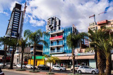 Limasol, Kıbrıs - 22 Aralık 2021 Kıbrıs Rum Kesimi 'nin göbeğindeki şehir merkezi, binaların mimarisi ve modern şehrin caddeleri