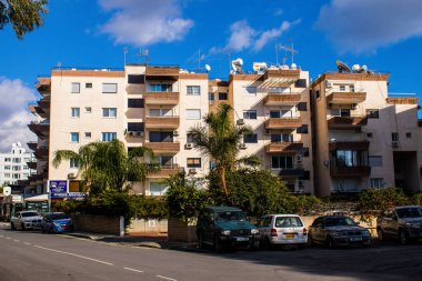 Limasol, Kıbrıs - 22 Aralık 2021 Kıbrıs Rum Kesimi 'nin göbeğindeki şehir merkezi, binaların mimarisi ve modern şehrin caddeleri