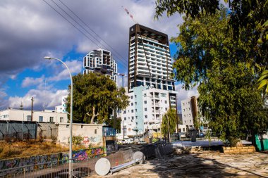 Limasol, Kıbrıs - 22 Aralık 2021 Kıbrıs Rum Kesimi 'nin göbeğindeki şehir merkezi, binaların mimarisi ve modern şehrin caddeleri