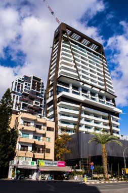 Limasol, Kıbrıs - 22 Aralık 2021 Kıbrıs Rum Kesimi 'nin göbeğindeki şehir merkezi, binaların mimarisi ve modern şehrin caddeleri