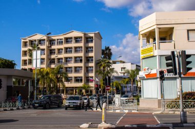 Limasol, Kıbrıs - 22 Aralık 2021 Kıbrıs Rum Kesimi 'nin göbeğindeki şehir merkezi, binaların mimarisi ve modern şehrin caddeleri