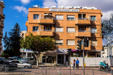 Limasol, Kıbrıs - 22 Aralık 2021 Kıbrıs Rum Kesimi 'nin göbeğindeki şehir merkezi, binaların mimarisi ve modern şehrin caddeleri