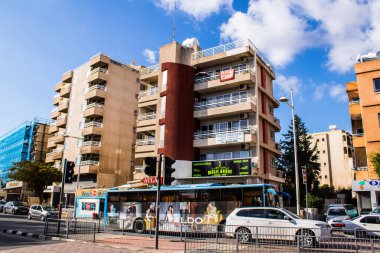 Limasol, Kıbrıs - 22 Aralık 2021 Kıbrıs Rum Kesimi 'nin göbeğindeki şehir merkezi, binaların mimarisi ve modern şehrin caddeleri