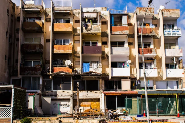 Limasol, Kıbrıs - 22 Aralık 2021 Kıbrıs Rum Kesimi 'nin göbeğindeki şehir merkezi, binaların mimarisi ve modern şehrin caddeleri