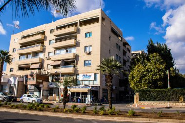 Limasol, Kıbrıs - 22 Aralık 2021 Kıbrıs Rum Kesimi 'nin göbeğindeki şehir merkezi, binaların mimarisi ve modern şehrin caddeleri