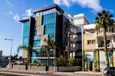 Limasol, Kıbrıs - 22 Aralık 2021 Kıbrıs Rum Kesimi 'nin göbeğindeki şehir merkezi, binaların mimarisi ve modern şehrin caddeleri