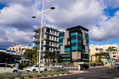 Limasol, Kıbrıs - 22 Aralık 2021 Kıbrıs Rum Kesimi 'nin göbeğindeki şehir merkezi, binaların mimarisi ve modern şehrin caddeleri