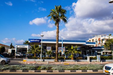 Limasol, Kıbrıs - 22 Aralık 2021 Kıbrıs Rum Kesimi 'nin göbeğindeki şehir merkezi, binaların mimarisi ve modern şehrin caddeleri