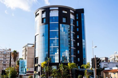 Limasol, Kıbrıs - 22 Aralık 2021 Kıbrıs Rum Kesimi 'nin göbeğindeki şehir merkezi, binaların mimarisi ve modern şehrin caddeleri