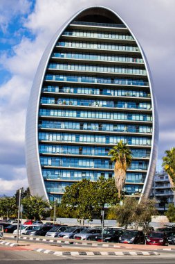 Limasol, Kıbrıs - 22 Aralık 2021 Kıbrıs Rum Kesimi 'nin göbeğindeki şehir merkezi, binaların mimarisi ve modern şehrin caddeleri