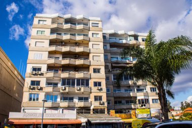 Limasol, Kıbrıs - 22 Aralık 2021 Kıbrıs Rum Kesimi 'nin göbeğindeki şehir merkezi, binaların mimarisi ve modern şehrin caddeleri