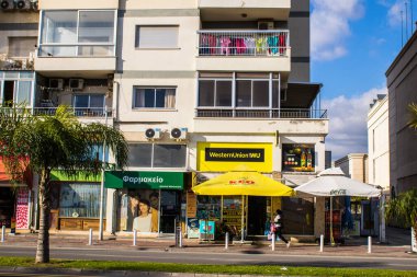 Limasol, Kıbrıs - 22 Aralık 2021 Kıbrıs Rum Kesimi 'nin göbeğindeki şehir merkezi, binaların mimarisi ve modern şehrin caddeleri