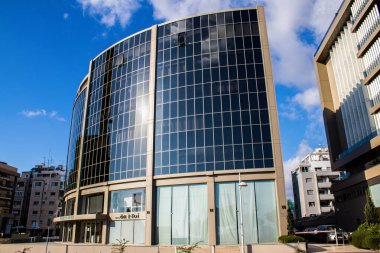 Limasol, Kıbrıs - 22 Aralık 2021 Kıbrıs Rum Kesimi 'nin göbeğindeki şehir merkezi, binaların mimarisi ve modern şehrin caddeleri