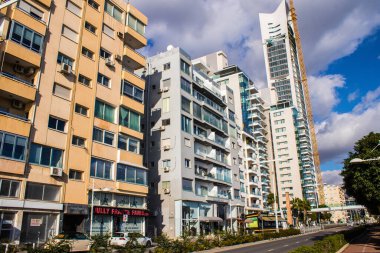 Limasol, Kıbrıs - 22 Aralık 2021 Kıbrıs Rum Kesimi 'nin göbeğindeki şehir merkezi, binaların mimarisi ve modern şehrin caddeleri