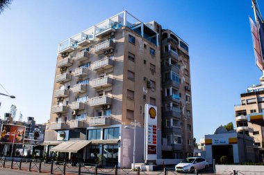 Limasol, Kıbrıs - 22 Aralık 2021 Kıbrıs Rum Kesimi 'nin göbeğindeki şehir merkezi, binaların mimarisi ve modern şehrin caddeleri