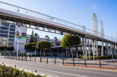 Limasol, Kıbrıs - 22 Aralık 2021 Kıbrıs Rum Kesimi 'nin göbeğindeki şehir merkezi, binaların mimarisi ve modern şehrin caddeleri