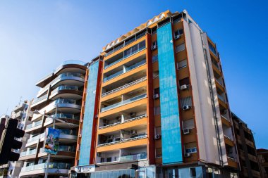 Limasol, Kıbrıs - 22 Aralık 2021 Kıbrıs Rum Kesimi 'nin göbeğindeki şehir merkezi, binaların mimarisi ve modern şehrin caddeleri