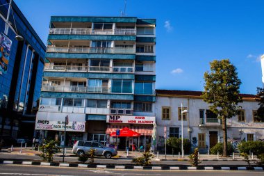 Limasol, Kıbrıs - 22 Aralık 2021 Kıbrıs Rum Kesimi 'nin göbeğindeki şehir merkezi, binaların mimarisi ve modern şehrin caddeleri