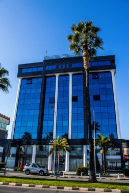 Limasol, Kıbrıs - 22 Aralık 2021 Kıbrıs Rum Kesimi 'nin göbeğindeki şehir merkezi, binaların mimarisi ve modern şehrin caddeleri