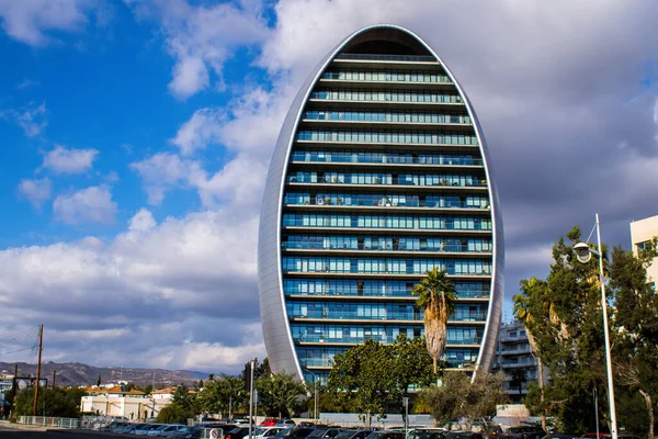 Limasol, Kıbrıs - 22 Aralık 2021 Kıbrıs Rum Kesimi 'nin göbeğindeki şehir merkezi, binaların mimarisi ve modern şehrin caddeleri