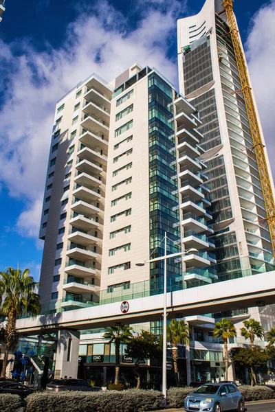 Limasol, Kıbrıs - 22 Aralık 2021 Kıbrıs Rum Kesimi 'nin göbeğindeki şehir merkezi, binaların mimarisi ve modern şehrin caddeleri