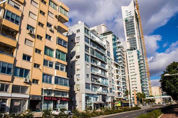 Limasol, Kıbrıs - 22 Aralık 2021 Kıbrıs Rum Kesimi 'nin göbeğindeki şehir merkezi, binaların mimarisi ve modern şehrin caddeleri