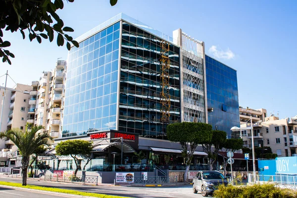 Limasol, Kıbrıs - 22 Aralık 2021 Kıbrıs Rum Kesimi 'nin göbeğindeki şehir merkezi, binaların mimarisi ve modern şehrin caddeleri