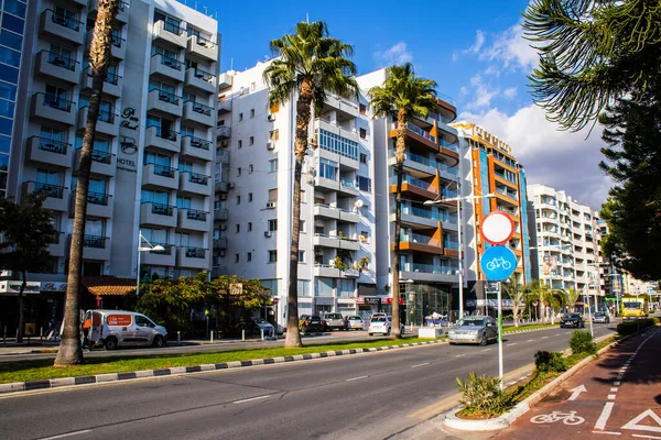 Limasol, Kıbrıs - 22 Aralık 2021 Kıbrıs Rum Kesimi 'nin göbeğindeki şehir merkezi, binaların mimarisi ve modern şehrin caddeleri