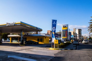 Limasol, Kıbrıs - 22 Aralık 2021 Kıbrıs Rum Kesimi 'nin göbeğindeki şehir merkezi, binaların mimarisi ve modern şehrin caddeleri