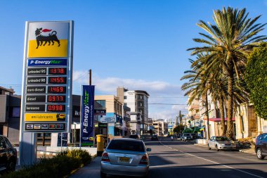 Limasol, Kıbrıs - 22 Aralık 2021 Kıbrıs Rum Kesimi 'nin göbeğindeki şehir merkezi, binaların mimarisi ve modern şehrin caddeleri