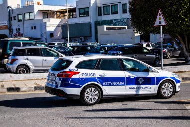 Limasol, Kıbrıs - 22 Aralık 2021 Kıbrıs Rum Kesimi 'nde meydana gelen koronavirüs salgını sırasında şehir merkezinde devriye gezen polis arabası