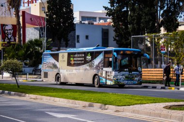 Limasol, Kıbrıs - 22 Aralık 2021 'de Kıbrıs Rum Kesimi' nde meydana gelen koronavirüs salgını sırasında Limasol sokaklarında maske takmak zorunludur.