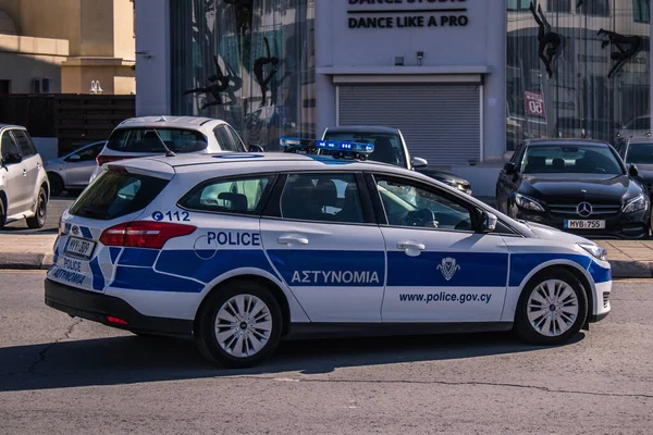 Limasol, Kıbrıs - 22 Aralık 2021 Kıbrıs Rum Kesimi 'nde meydana gelen koronavirüs salgını sırasında şehir merkezinde devriye gezen polis arabası