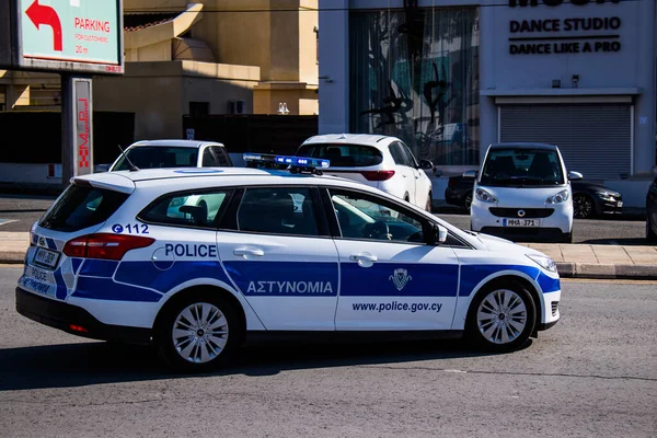 Limasol, Kıbrıs - 22 Aralık 2021 Kıbrıs Rum Kesimi 'nde meydana gelen koronavirüs salgını sırasında şehir merkezinde devriye gezen polis arabası