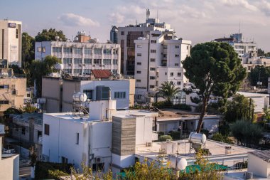 Lefkoşe, Kıbrıs - 24 Aralık 2021 Lefkoşe 'nin göbeğindeki Cityscape, Kıbrıs Rum Kesimi' nin Avrupa kesimi, binaların mimarisi ve başkent eski şehrin sokakları