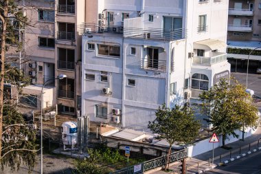 Lefkoşe, Kıbrıs - 24 Aralık 2021 Lefkoşe 'nin göbeğindeki Cityscape, Kıbrıs Rum Kesimi' nin Avrupa kesimi, binaların mimarisi ve başkent eski şehrin sokakları