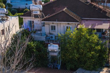 Lefkoşe, Kıbrıs - 24 Aralık 2021 Lefkoşe 'nin göbeğindeki Cityscape, Kıbrıs Rum Kesimi' nin Avrupa kesimi, binaların mimarisi ve başkent eski şehrin sokakları
