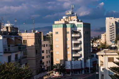 Lefkoşe, Kıbrıs - 24 Aralık 2021 Lefkoşe 'nin göbeğindeki Cityscape, Kıbrıs Rum Kesimi' nin Avrupa kesimi, binaların mimarisi ve başkent eski şehrin sokakları