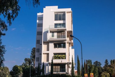 Lefkoşe, Kıbrıs - 24 Aralık 2021 Lefkoşe 'nin göbeğindeki Cityscape, Kıbrıs Rum Kesimi' nin Avrupa kesimi, binaların mimarisi ve başkent eski şehrin sokakları