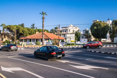 Lefkoşe, Kıbrıs - 24 Aralık 2021 Lefkoşe 'nin göbeğindeki Cityscape, Kıbrıs Rum Kesimi' nin Avrupa kesimi, binaların mimarisi ve başkent eski şehrin sokakları