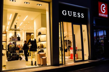 Lefkoşe, Kıbrıs - 24 Aralık 2021 Lefkoşe 'nin göbeğindeki Cityscape, Kıbrıs Rum Kesimi' nin Avrupa kesimi, binaların mimarisi ve başkent eski şehrin sokakları