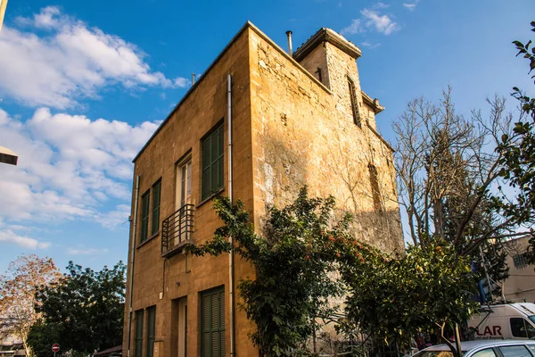 Lefkoşe, Kıbrıs - 24 Aralık 2021 Lefkoşe 'nin göbeğindeki Cityscape, Kıbrıs Rum Kesimi' nin Avrupa kesimi, binaların mimarisi ve başkent eski şehrin sokakları