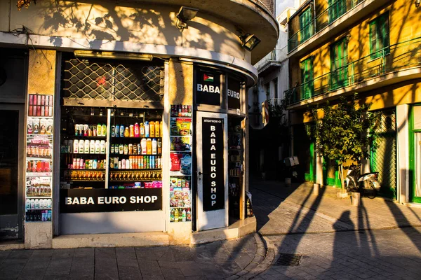 Lefkoşe, Kıbrıs - 24 Aralık 2021 Lefkoşe 'nin göbeğindeki Cityscape, Kıbrıs Rum Kesimi' nin Avrupa kesimi, binaların mimarisi ve başkent eski şehrin sokakları