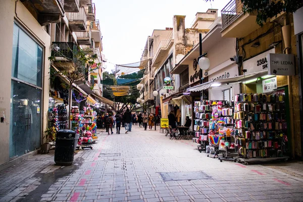 Lefkoşe, Kıbrıs - 24 Aralık 2021 Lefkoşe 'nin göbeğindeki Cityscape, Kıbrıs Rum Kesimi' nin Avrupa kesimi, binaların mimarisi ve başkent eski şehrin sokakları