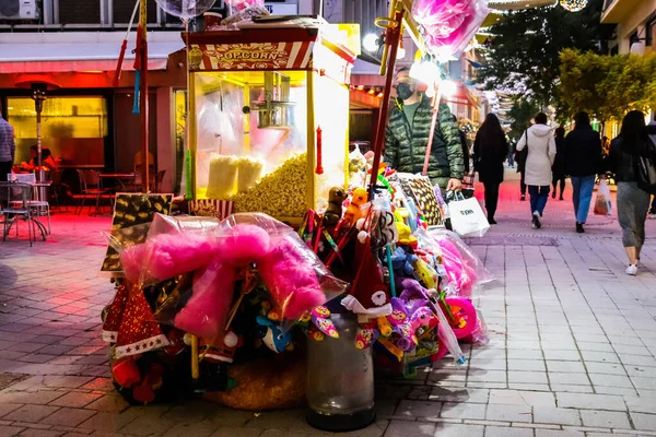 Lefkoşe, Kıbrıs - 24 Aralık 2021 Lefkoşe 'nin göbeğindeki Cityscape, Kıbrıs Rum Kesimi' nin Avrupa kesimi, binaların mimarisi ve başkent eski şehrin sokakları