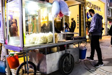 Lefkoşe, Kıbrıs - 24 Aralık 2021 Lefkoşe 'nin göbeğindeki Cityscape, Kıbrıs Rum Kesimi' nin Avrupa kesimi, binaların mimarisi ve başkent eski şehrin sokakları