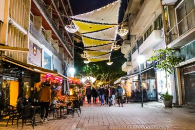 Lefkoşe, Kıbrıs - 24 Aralık 2021 Lefkoşe 'nin göbeğindeki Cityscape, Kıbrıs Rum Kesimi' nin Avrupa kesimi, binaların mimarisi ve başkent eski şehrin sokakları