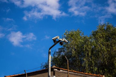 Lefkoşe, Kıbrıs - Kıbrıs Rum Kesimi 'nin koronavirüs salgını sırasında bölünmüş Lefkoşe kentindeki Birleşmiş Milletler Barış Gücü tarafından kontrol edilen 25 Aralık 2021